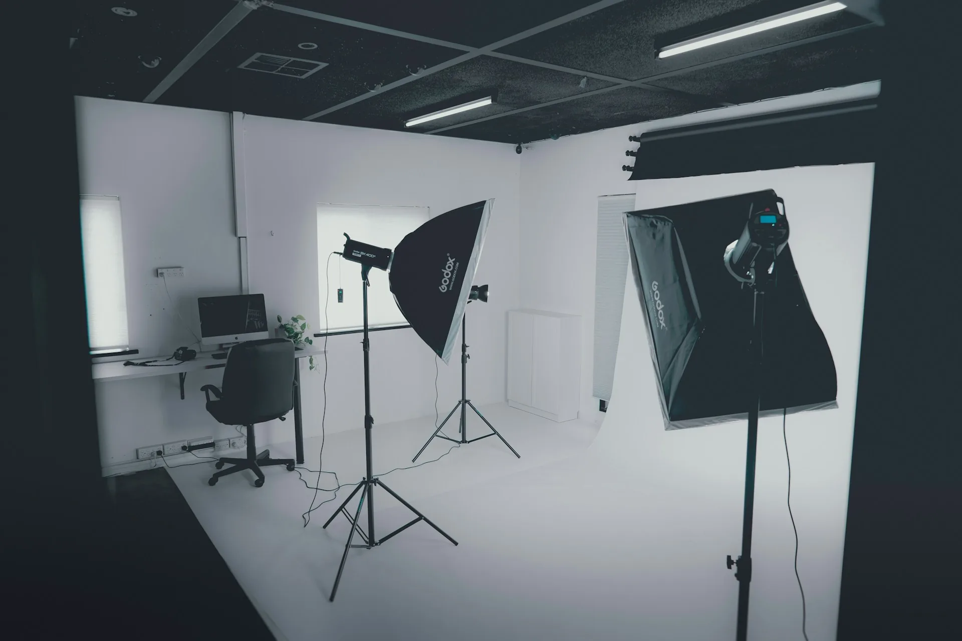 Iluminación en set de vídeo corporativo con ventana y foco artificial