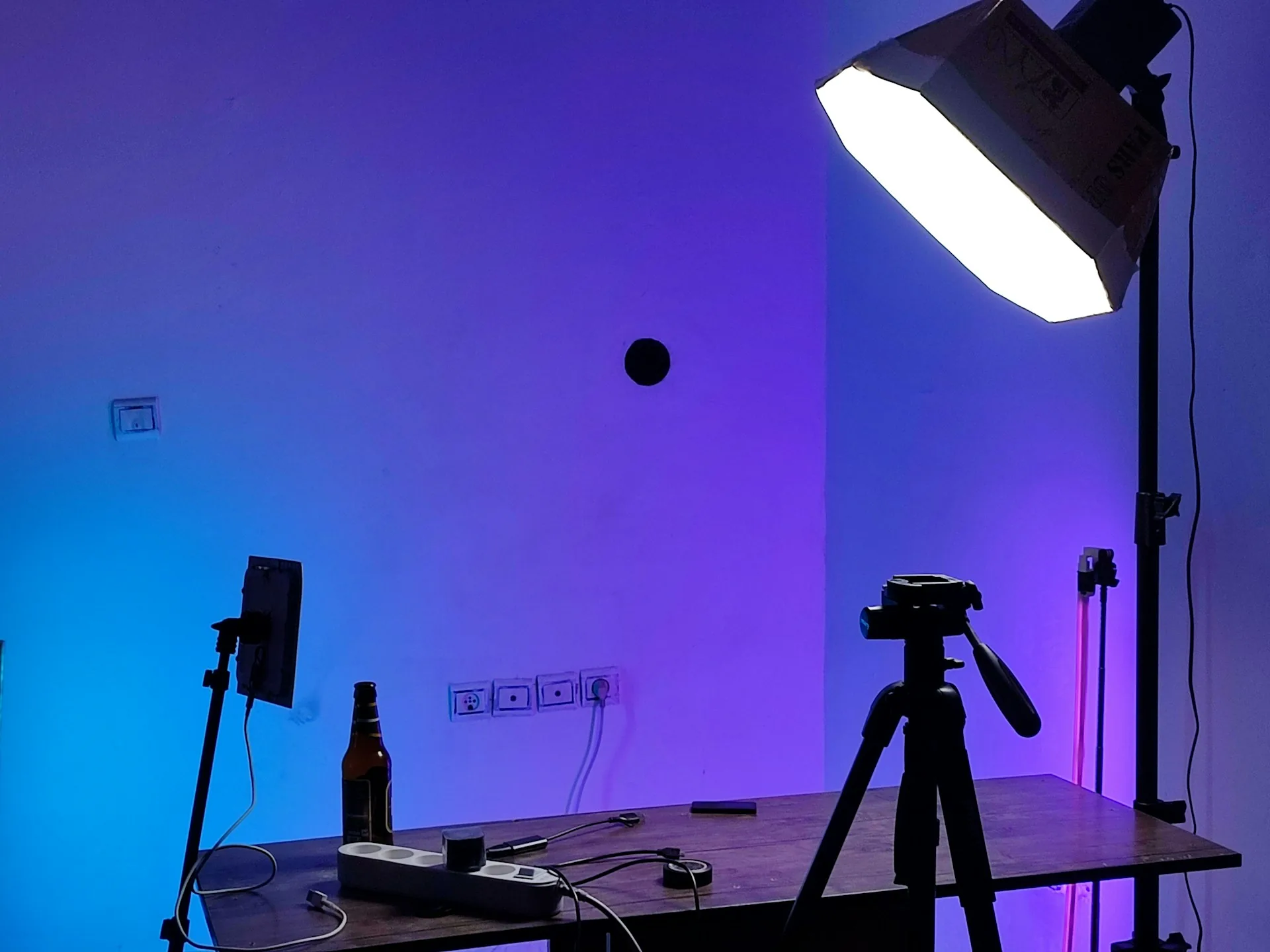 Estudio de vídeo con iluminación artificial profesional, softbox y equipo de filmación