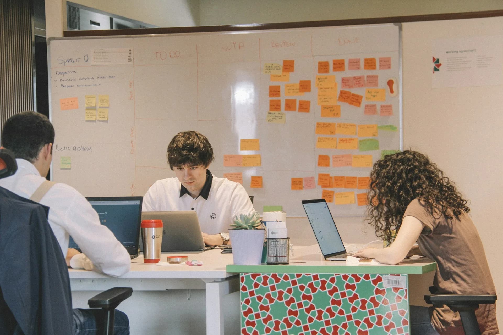 Equipo de profesionales trabajando juntos con portátiles en una oficina