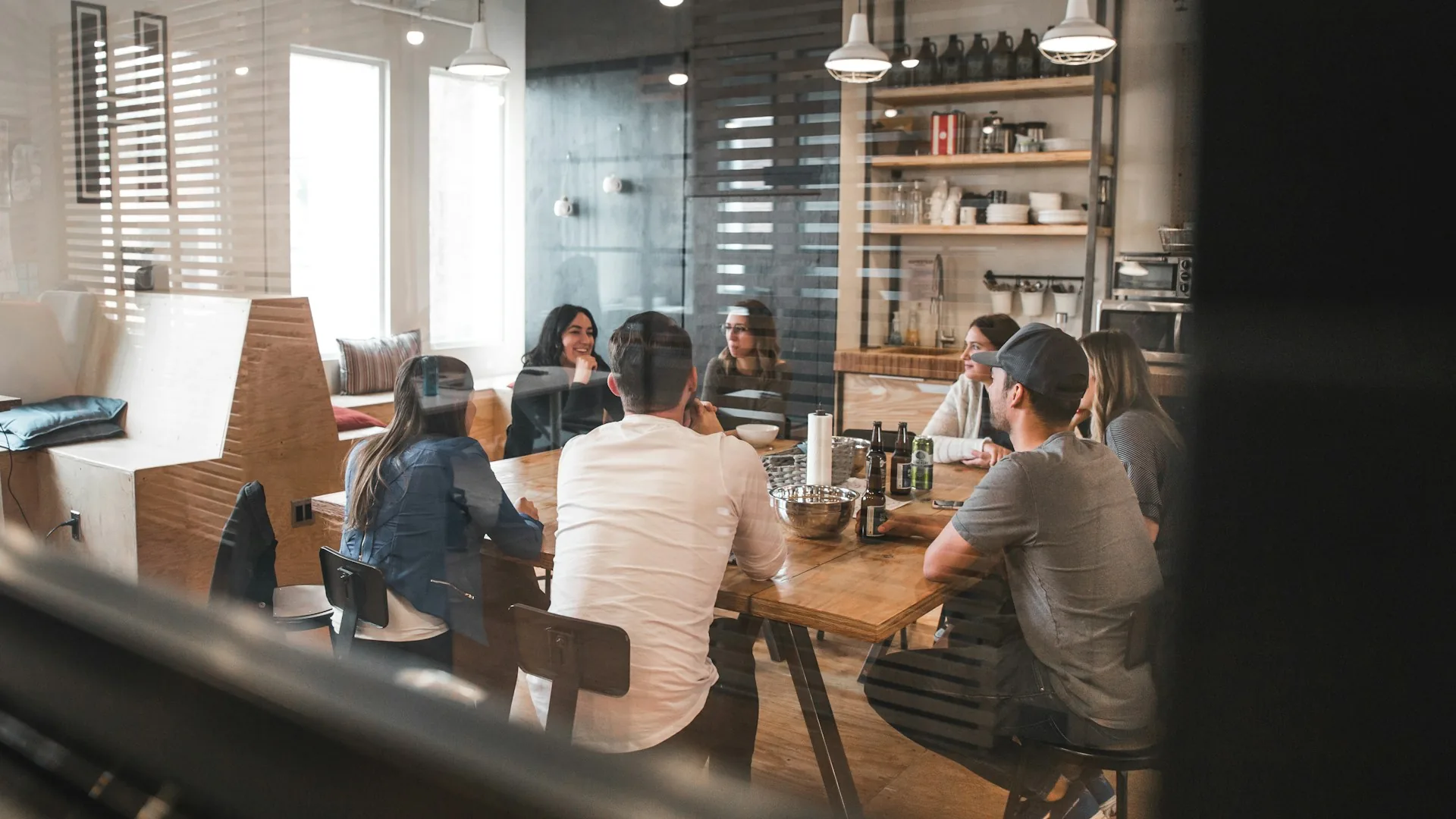 Reunión de equipo en oficina para grabación de vídeo de employer branding