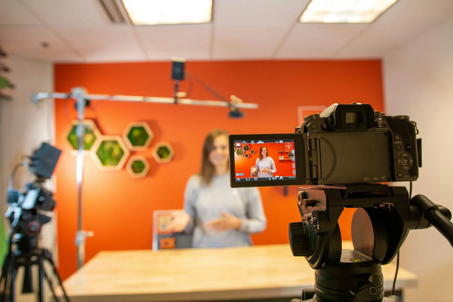 Cámara de vídeo profesional preparada para grabar una entrevista de employer branding