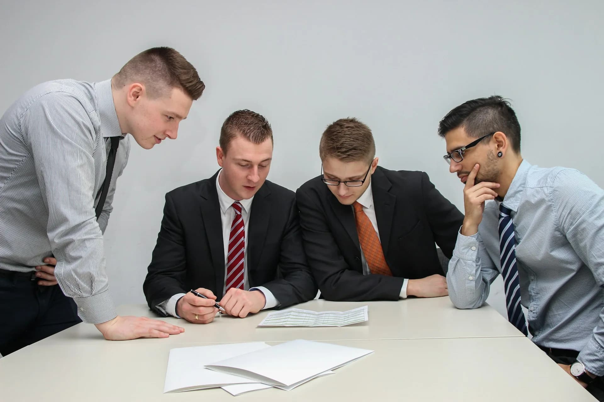 Reunión de equipo en una oficina durante la preparación de un vídeo corporativo