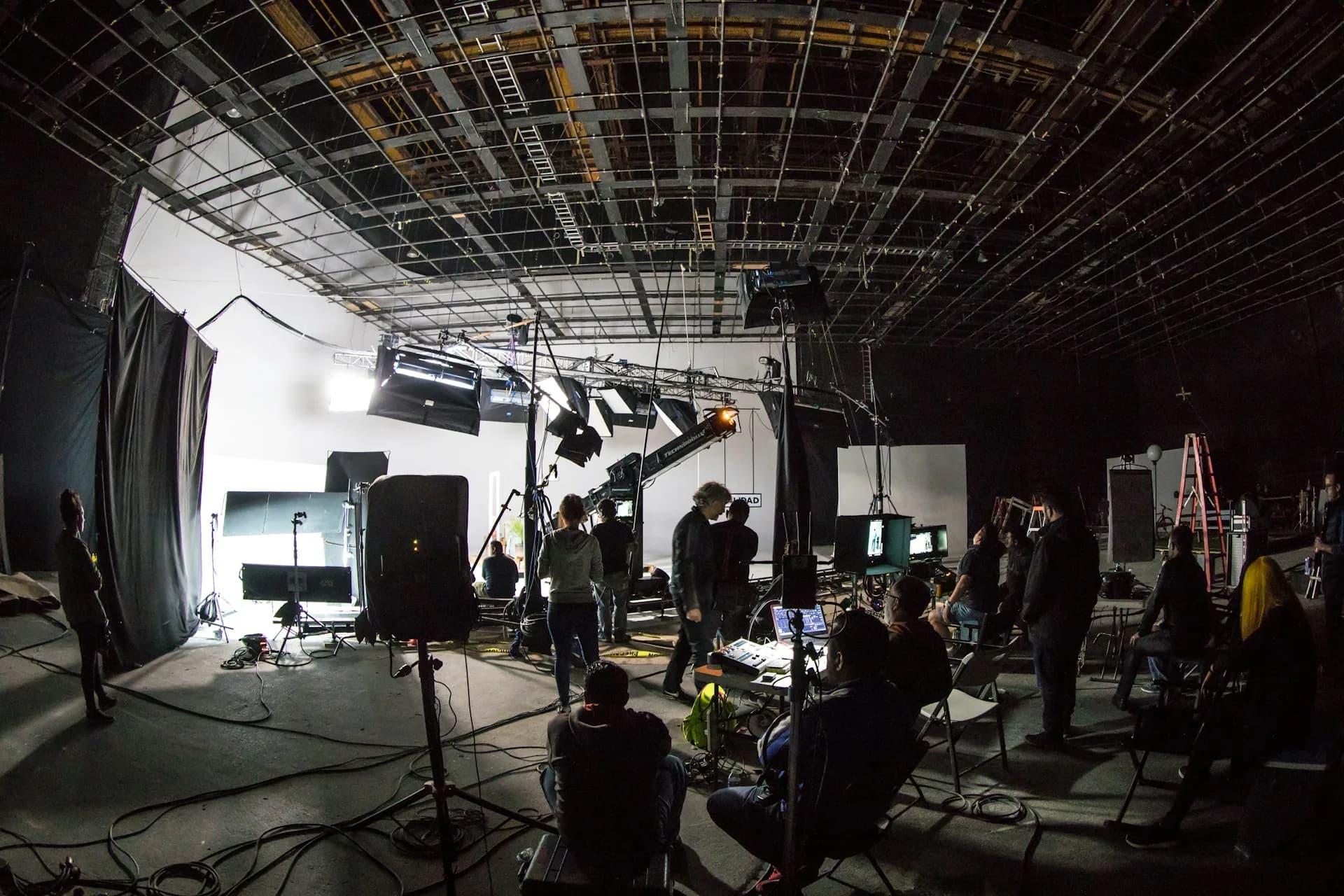 Actor grabando una escena en un set con iluminación de estudio