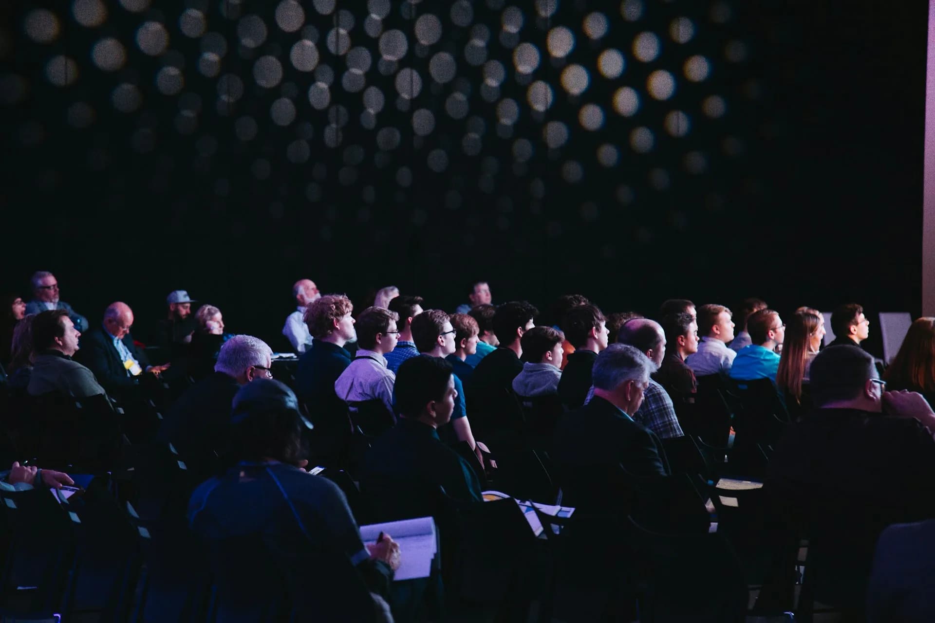 Público y ponentes durante una mesa redonda en un evento corporativo