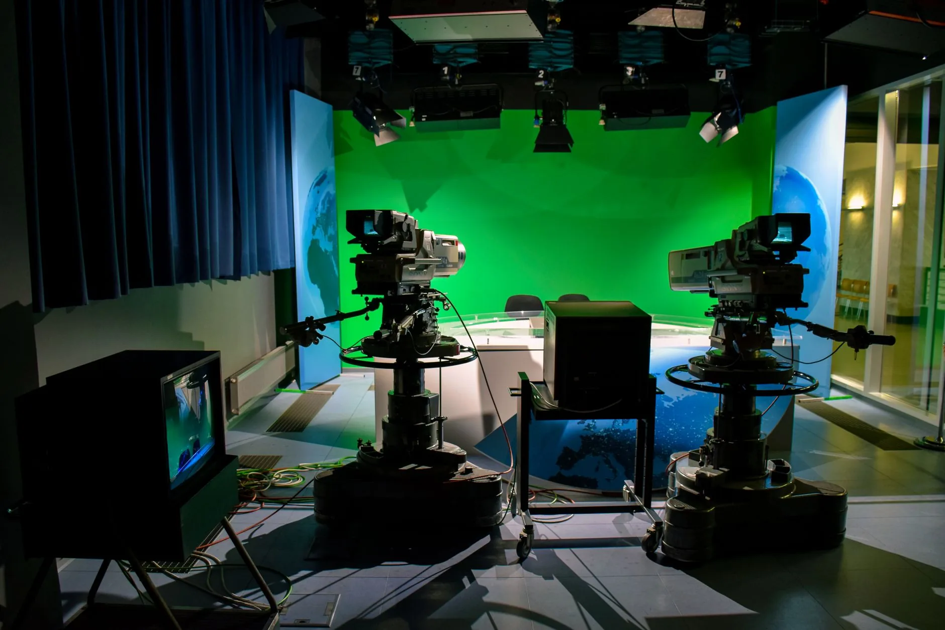 Set de producción audiovisual con varias cámaras y pantalla verde en estudio profesional