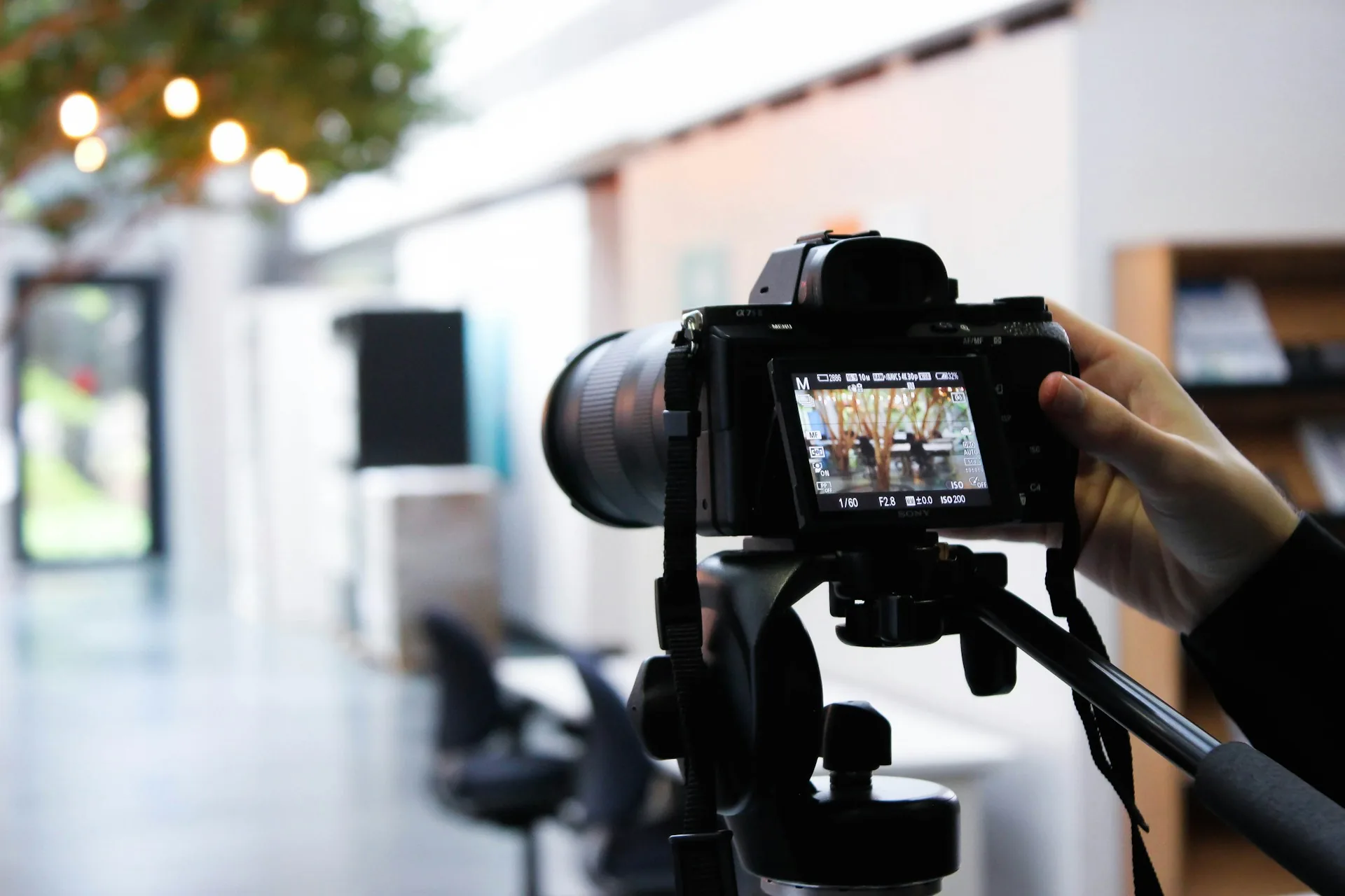 Equipo de grabación con cámara en trípode preparado para una entrevista corporativa
