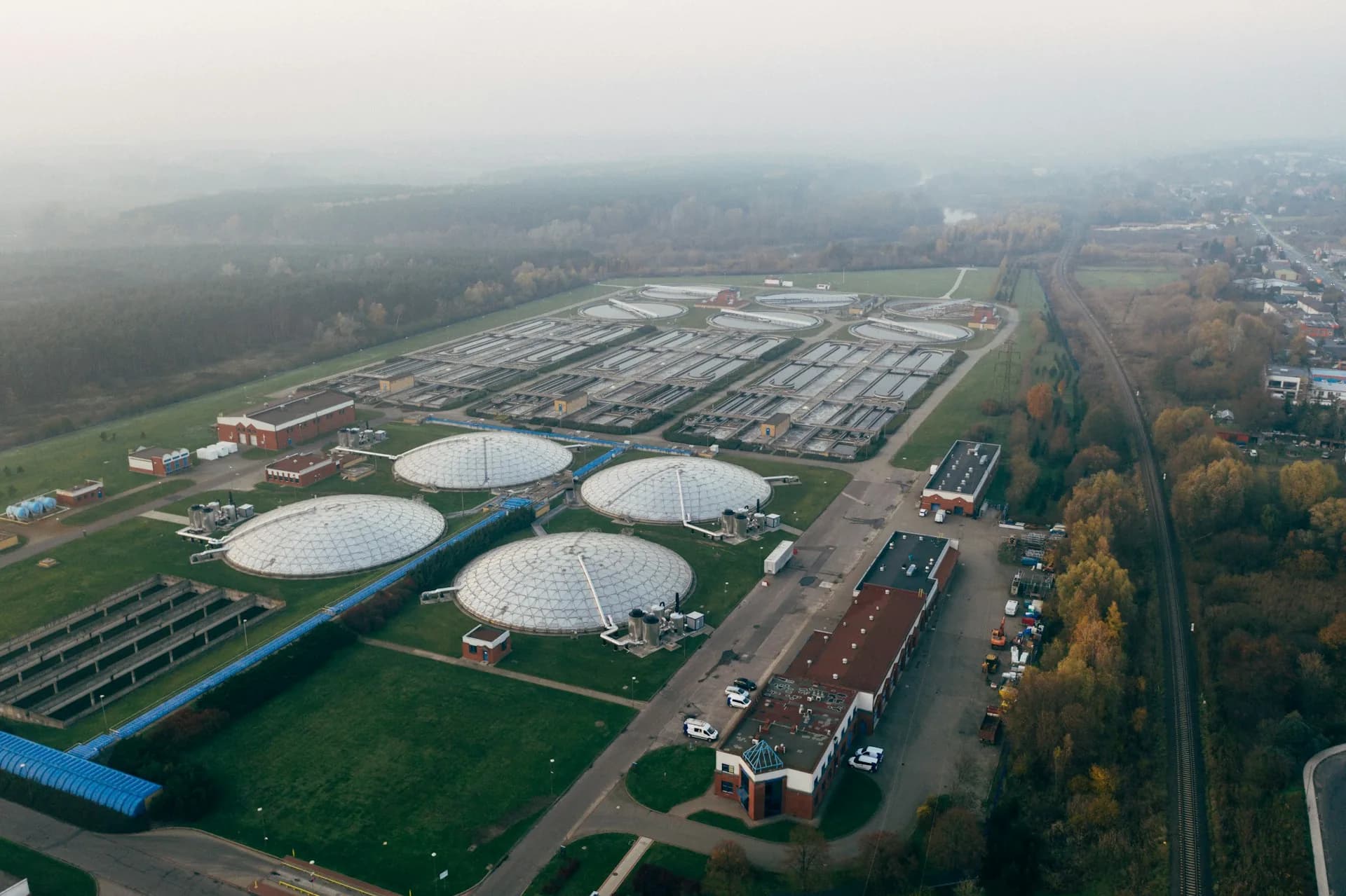 Dron profesional sobrevolando una zona industrial durante una grabación corporativa