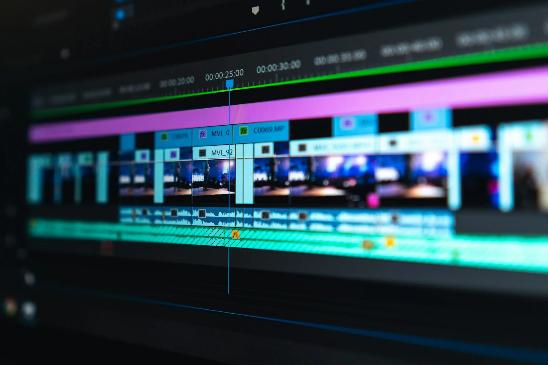 Línea de tiempo de edición de vídeo en Premiere Pro en monitor de postproducción