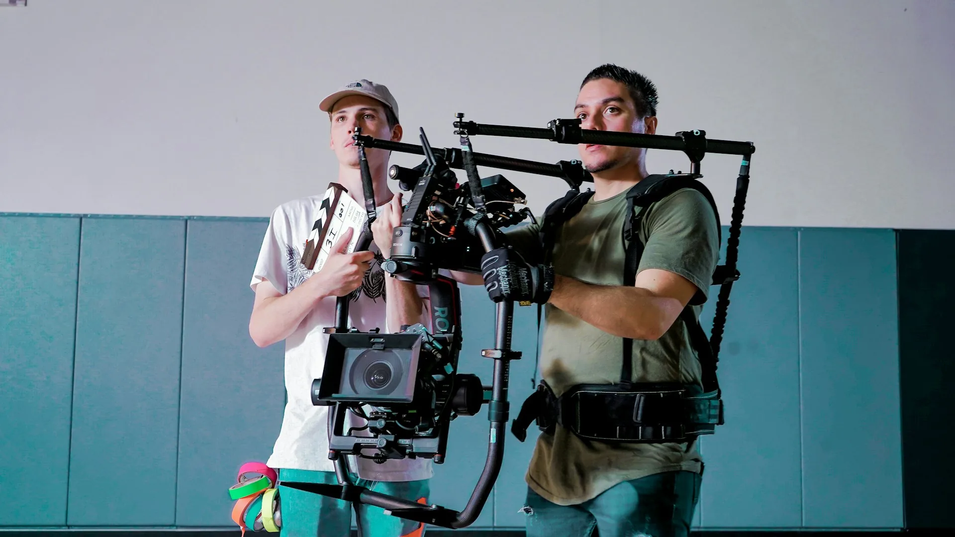 Operador de cámara usando un gimbal durante una grabación corporativa en exteriores