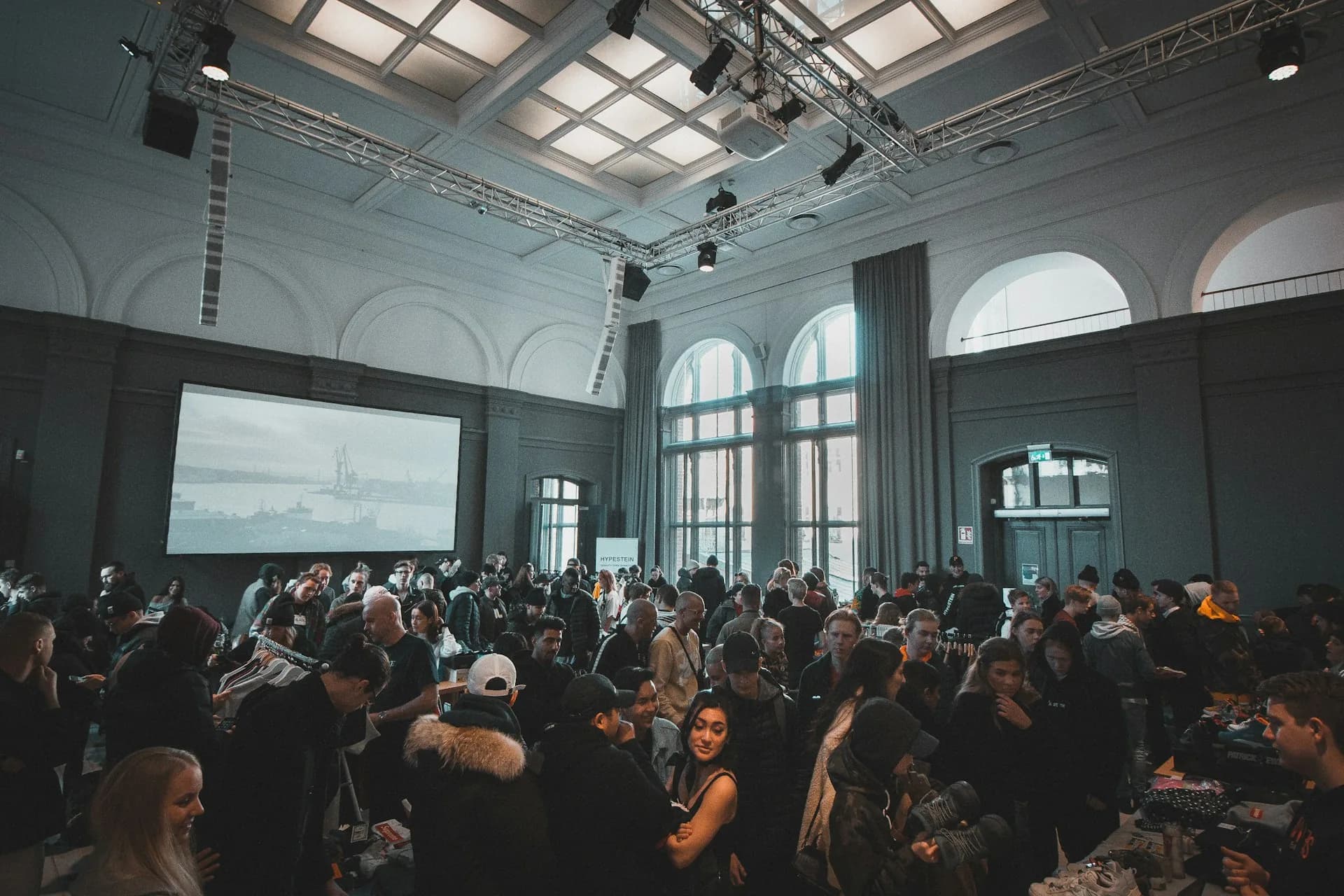 Equipo de grabación cubriendo un evento corporativo en una sala de conferencias