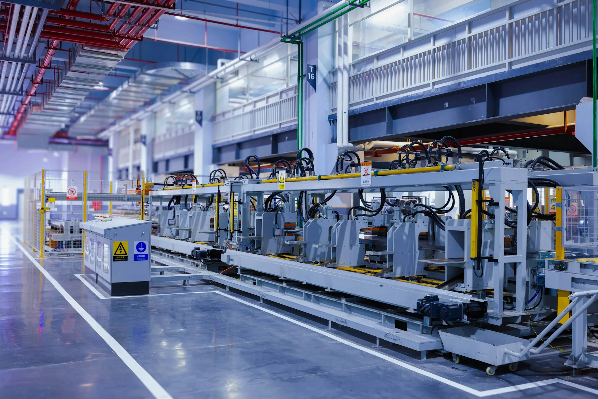 Línea de producción automatizada en el interior de una planta industrial