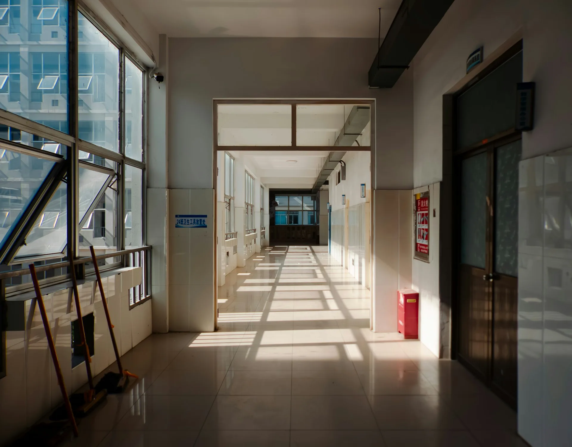 Pasillo de oficina despejado con luz natural durante una jornada de grabación