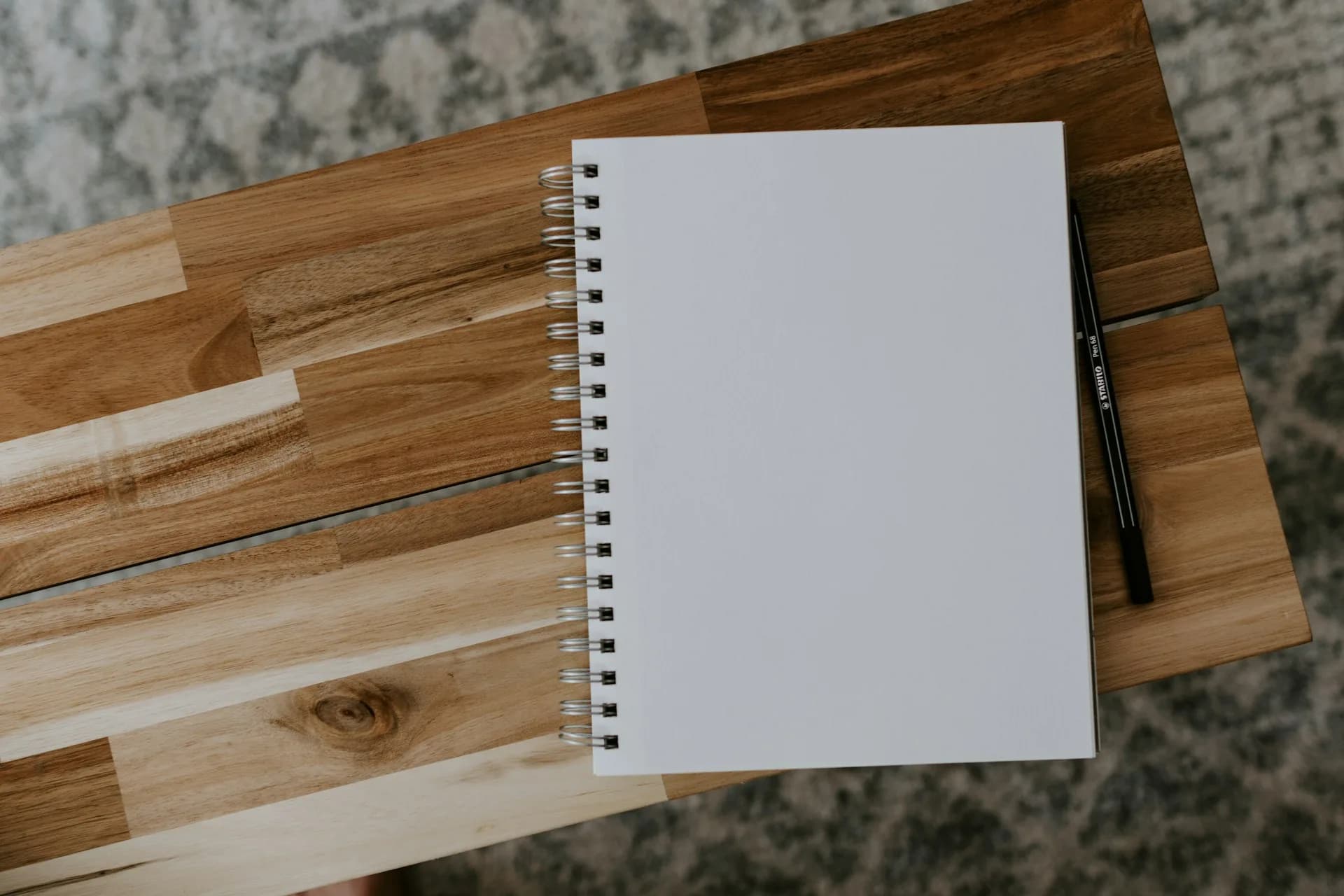 Libreta de guion sobre mesa de trabajo de un filmmaker
