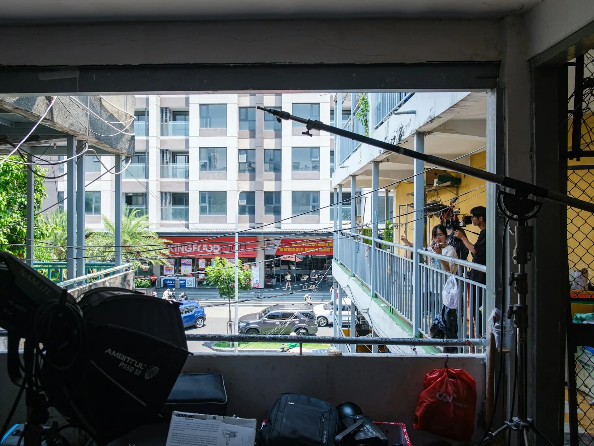Equipo de grabación sobre un balcón con vistas a una calle urbana