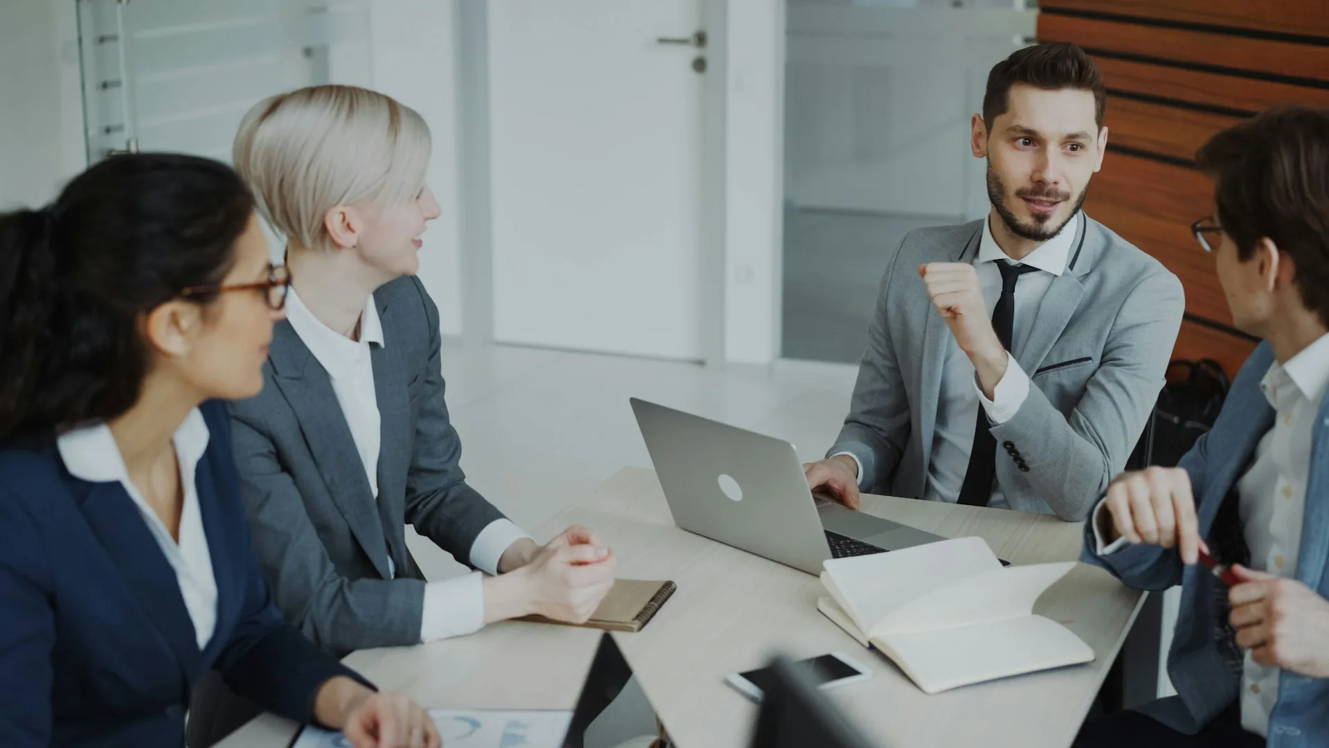 Equipo de producción audiovisual revisando planificación antes de un rodaje corporativo