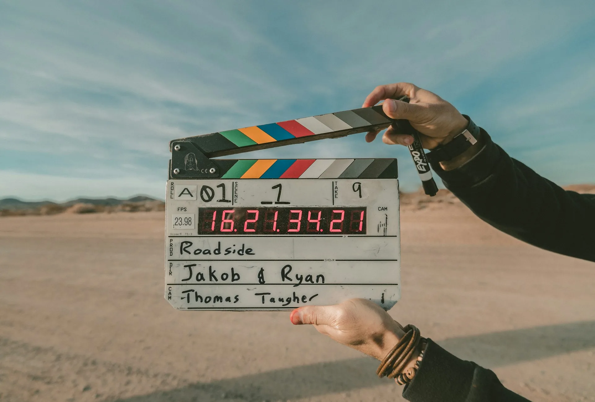Editor de vídeo revisando una línea de tiempo con clips de vídeo corporativo