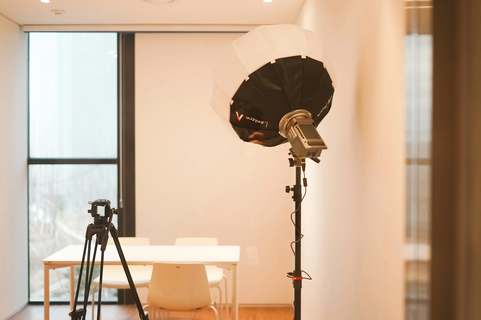 Cámara de vídeo profesional montada en trípode en un set de producción