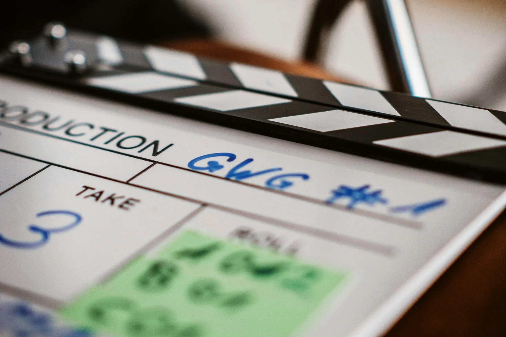 Claqueta de cine marcando la toma 3 durante un rodaje de vídeo corporativo