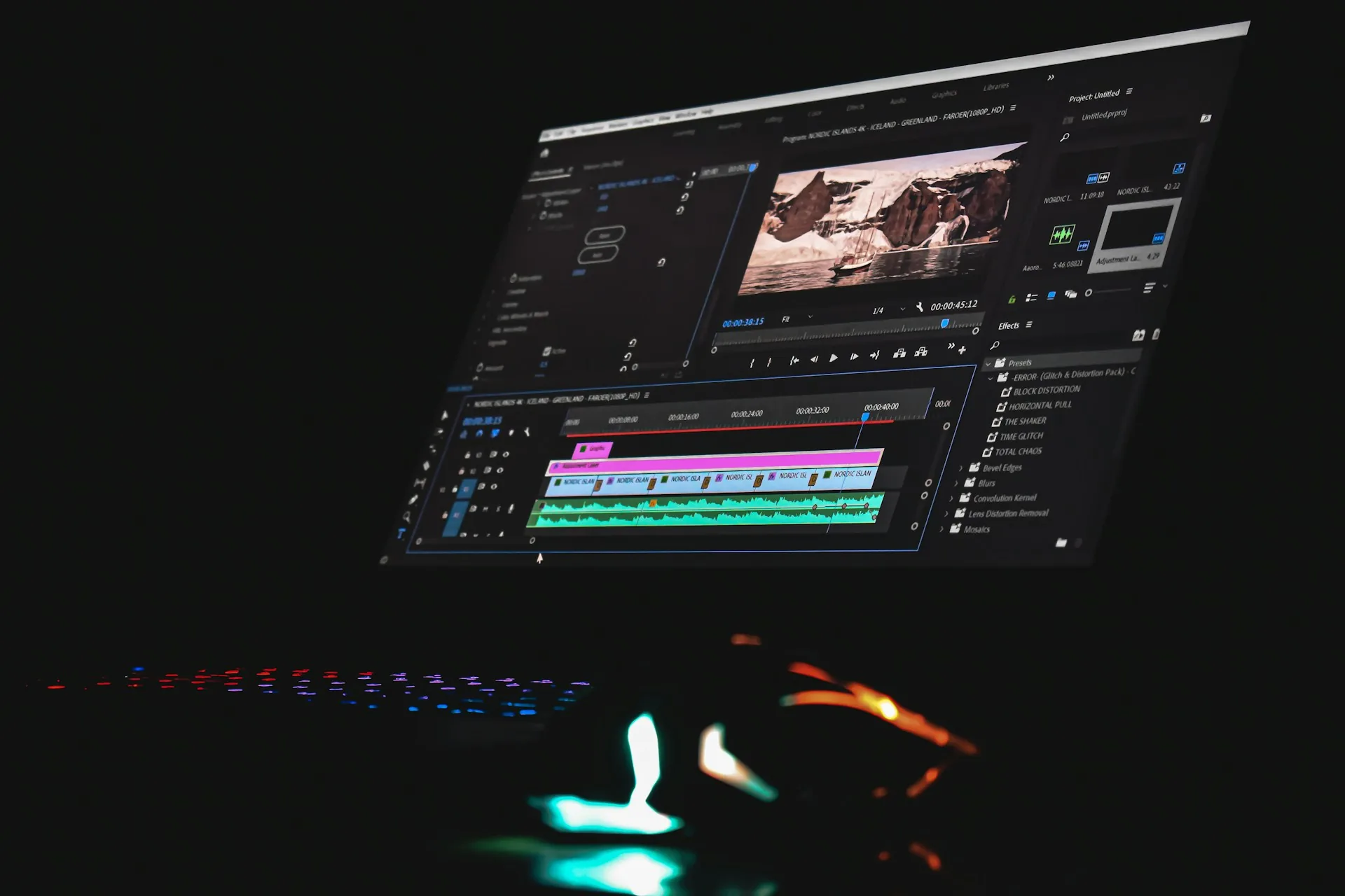 Monitor de ordenador mostrando un software de edición de vídeo con línea de tiempo y ventana de previsualización