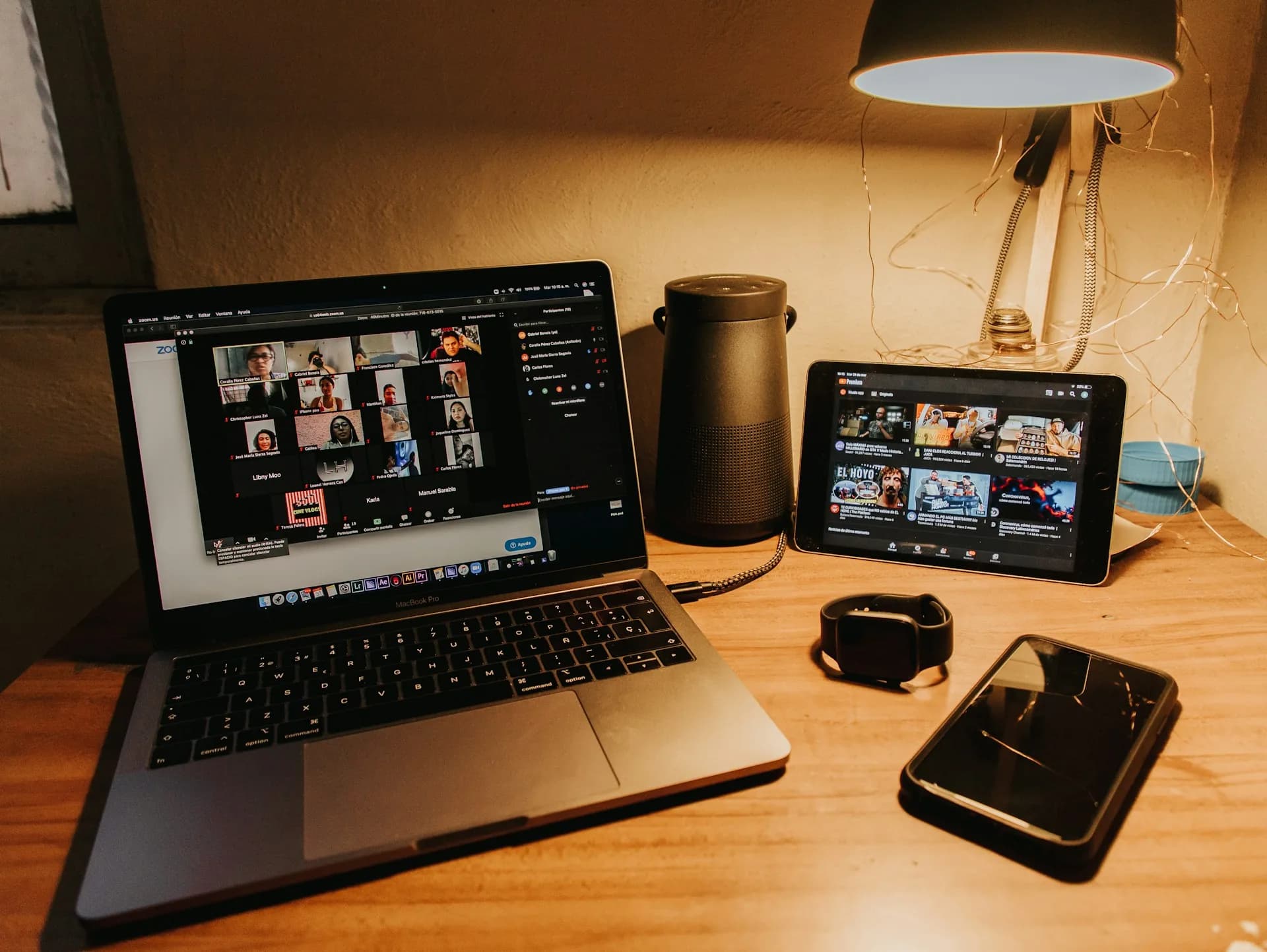 Portátil abierto sobre una mesa de madera durante una videollamada de trabajo
