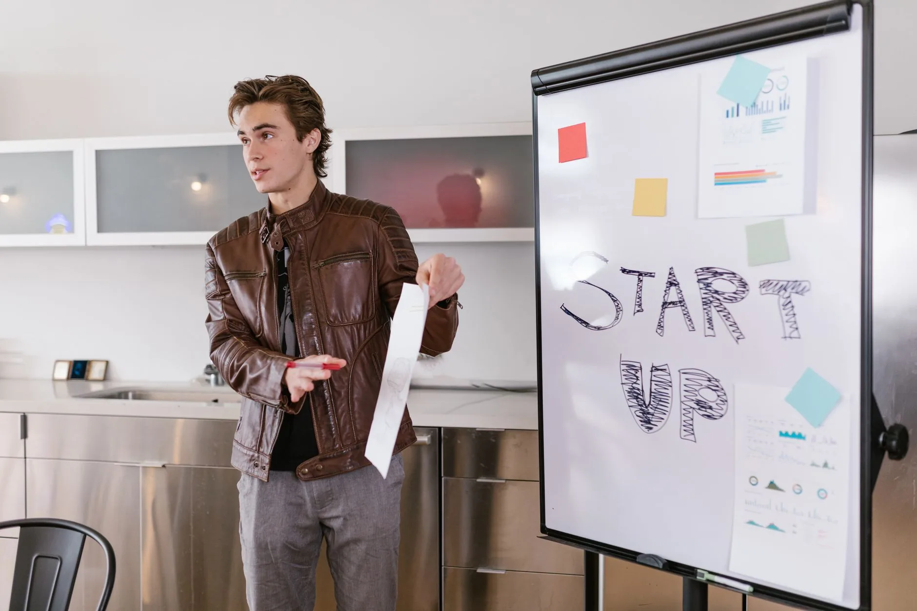 Emprendedor presentando su proyecto frente a un pequeño grupo de inversores