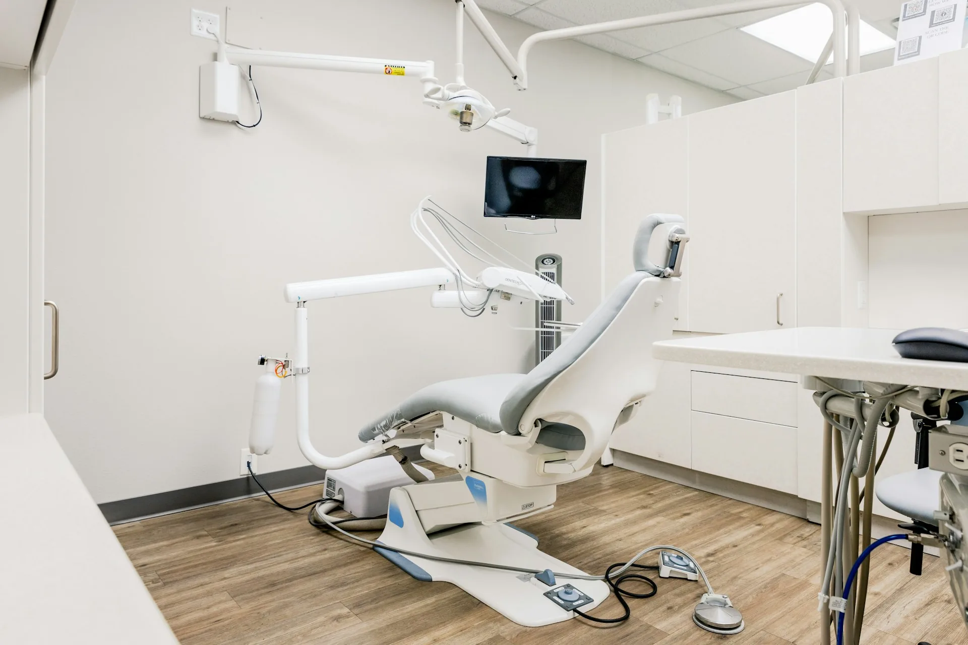 Sala de una clínica dental con mesa y sillas
