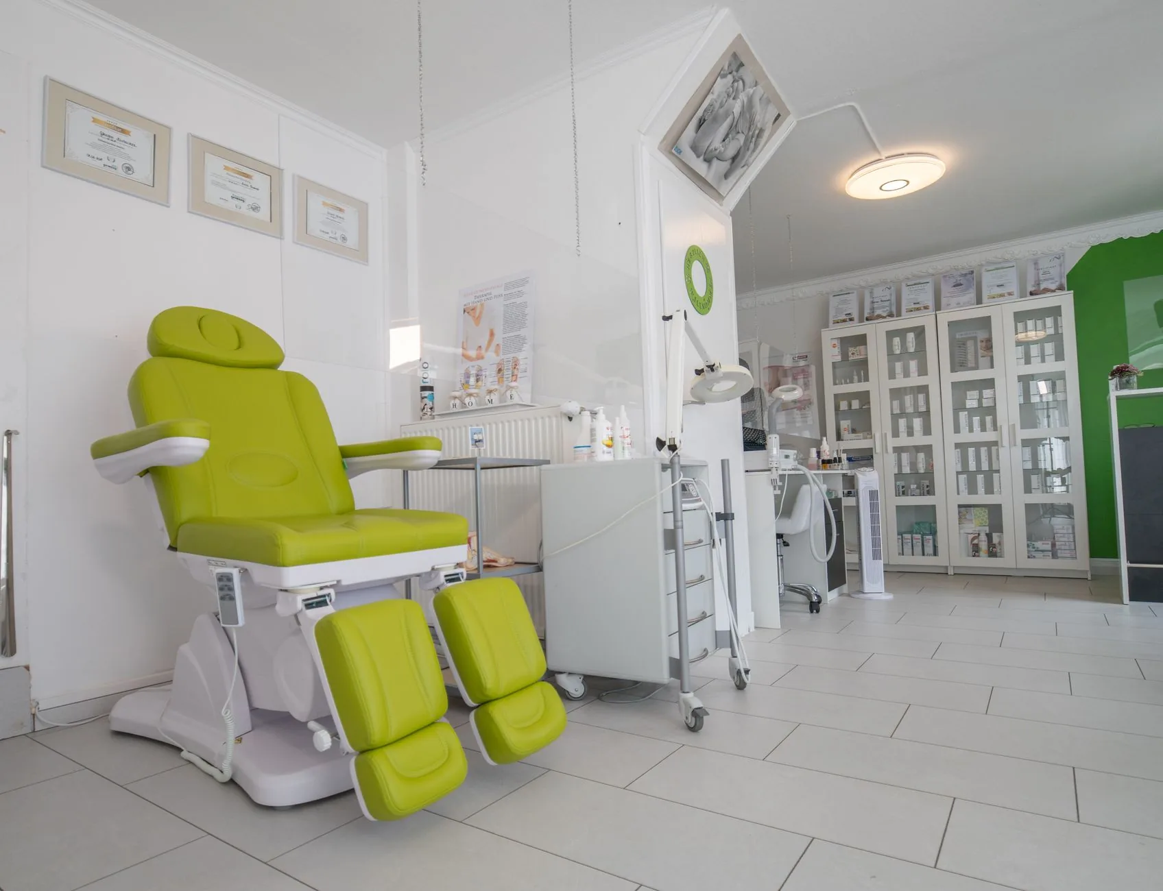 Sala de tratamiento de una clínica con camilla y equipamiento profesional