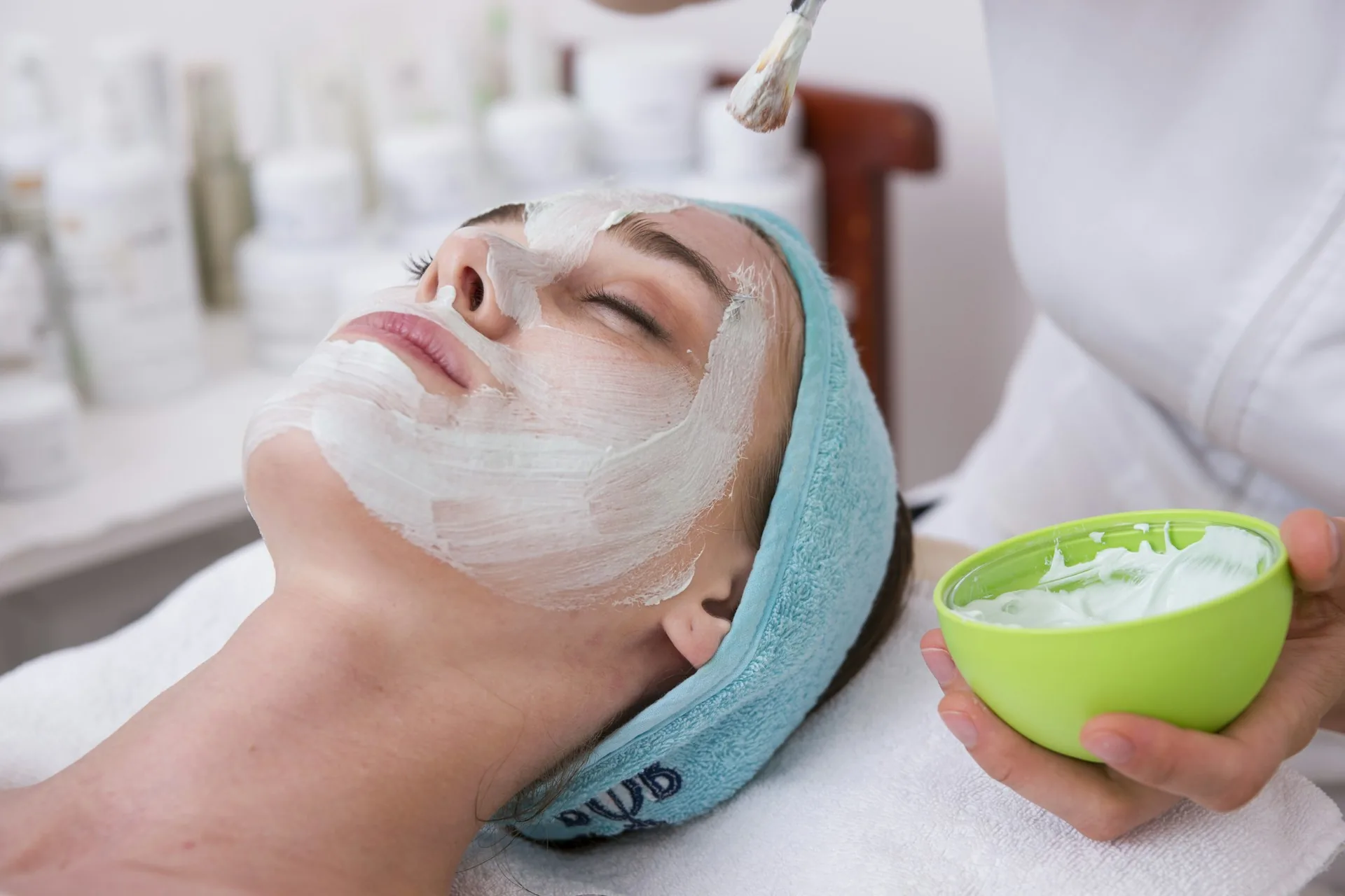 Mujer tumbada con mascarilla facial durante un tratamiento