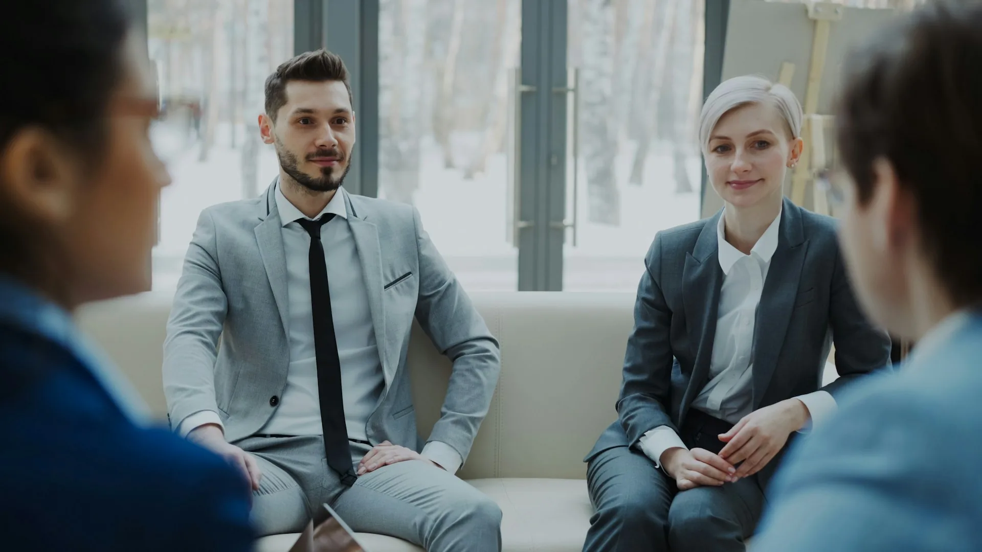 Profesionales conversando sentados en una sala de reuniones durante una reunión de negocios
