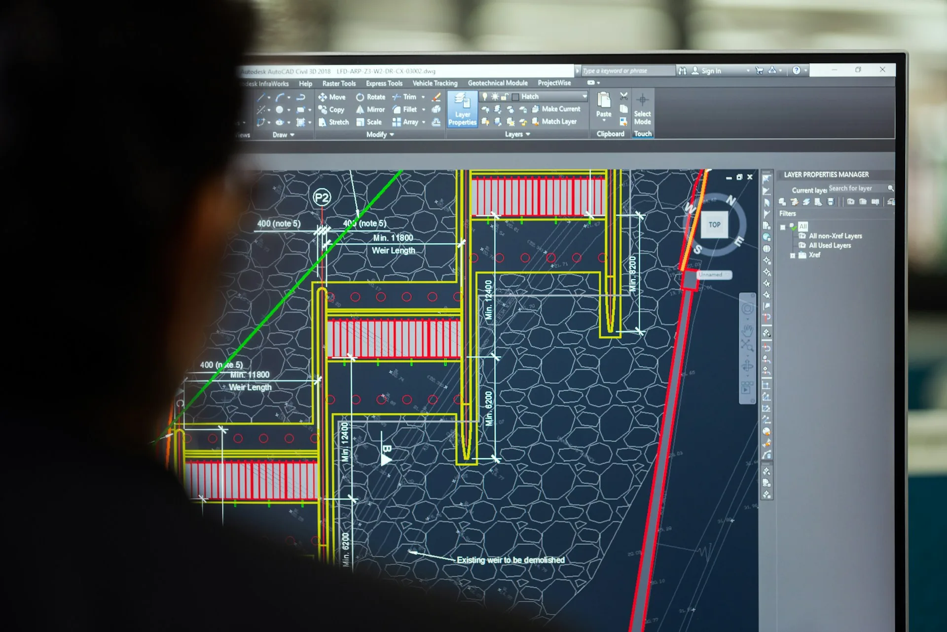 Pantalla de ordenador con un plano técnico en un programa de diseño asistido