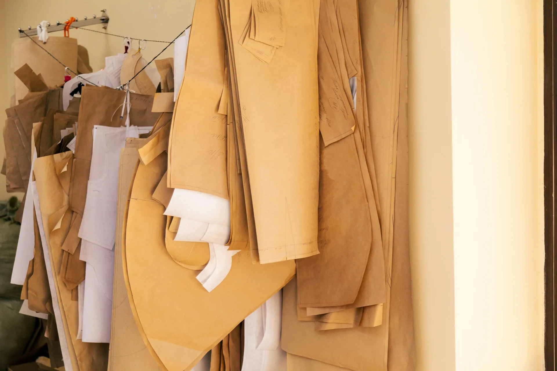 Prendas colgadas en una barra de ropa