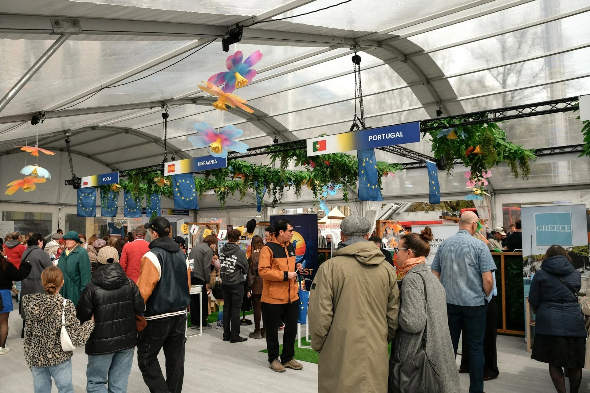 Stand corporativo en un pabellón de feria con visitantes recorriendo los pasillos