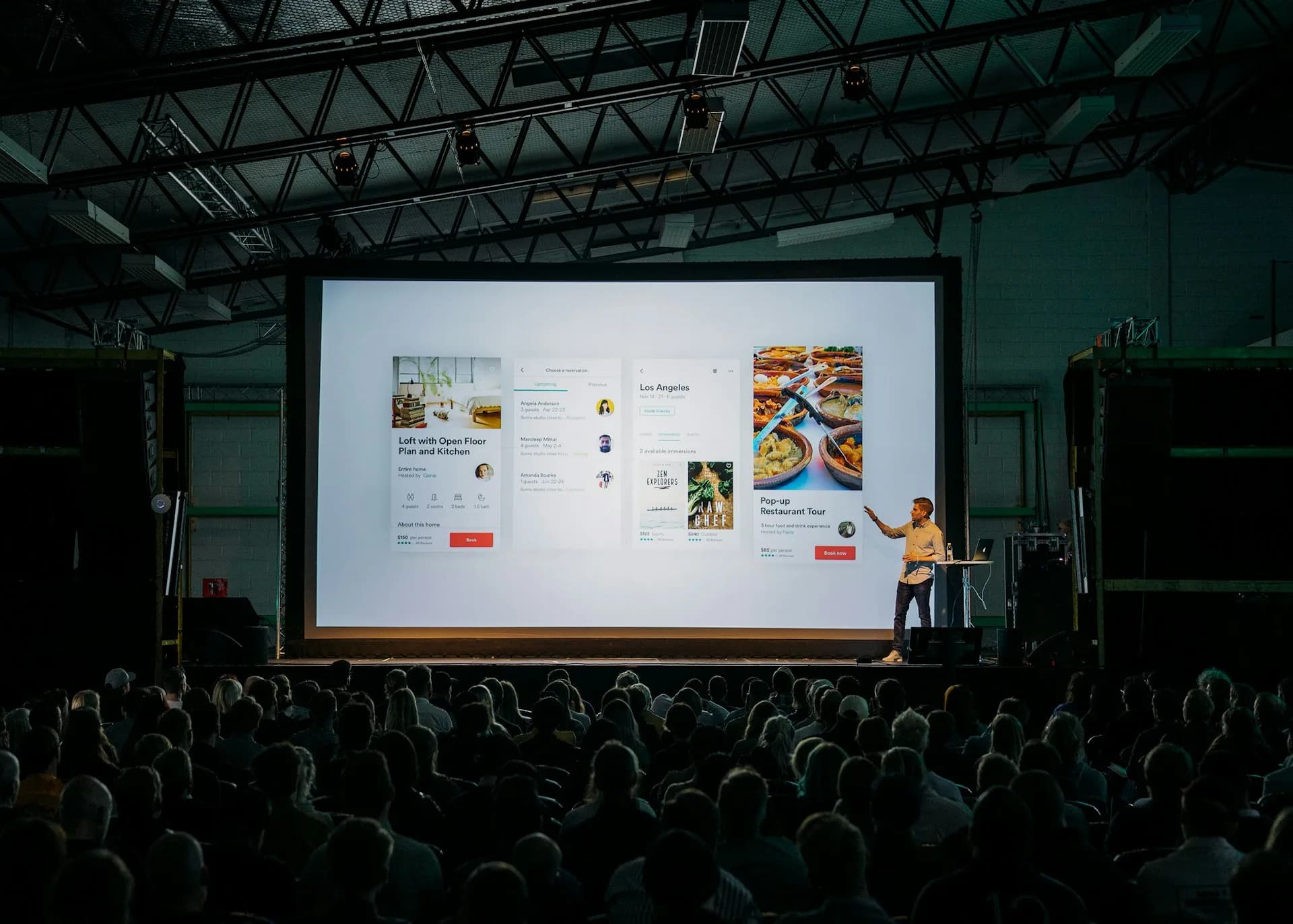 Presentación de lanzamiento de producto ante una sala con pantalla grande
