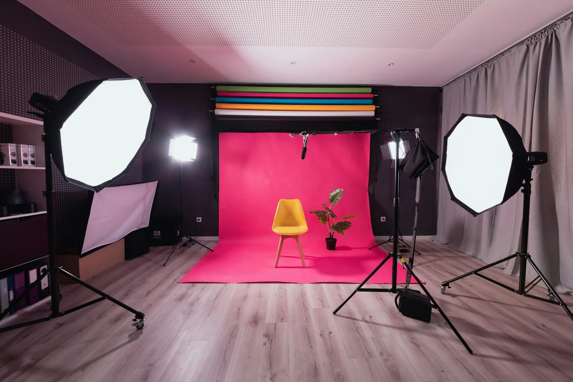 Estudio de fotografía y vídeo preparado para grabar un producto