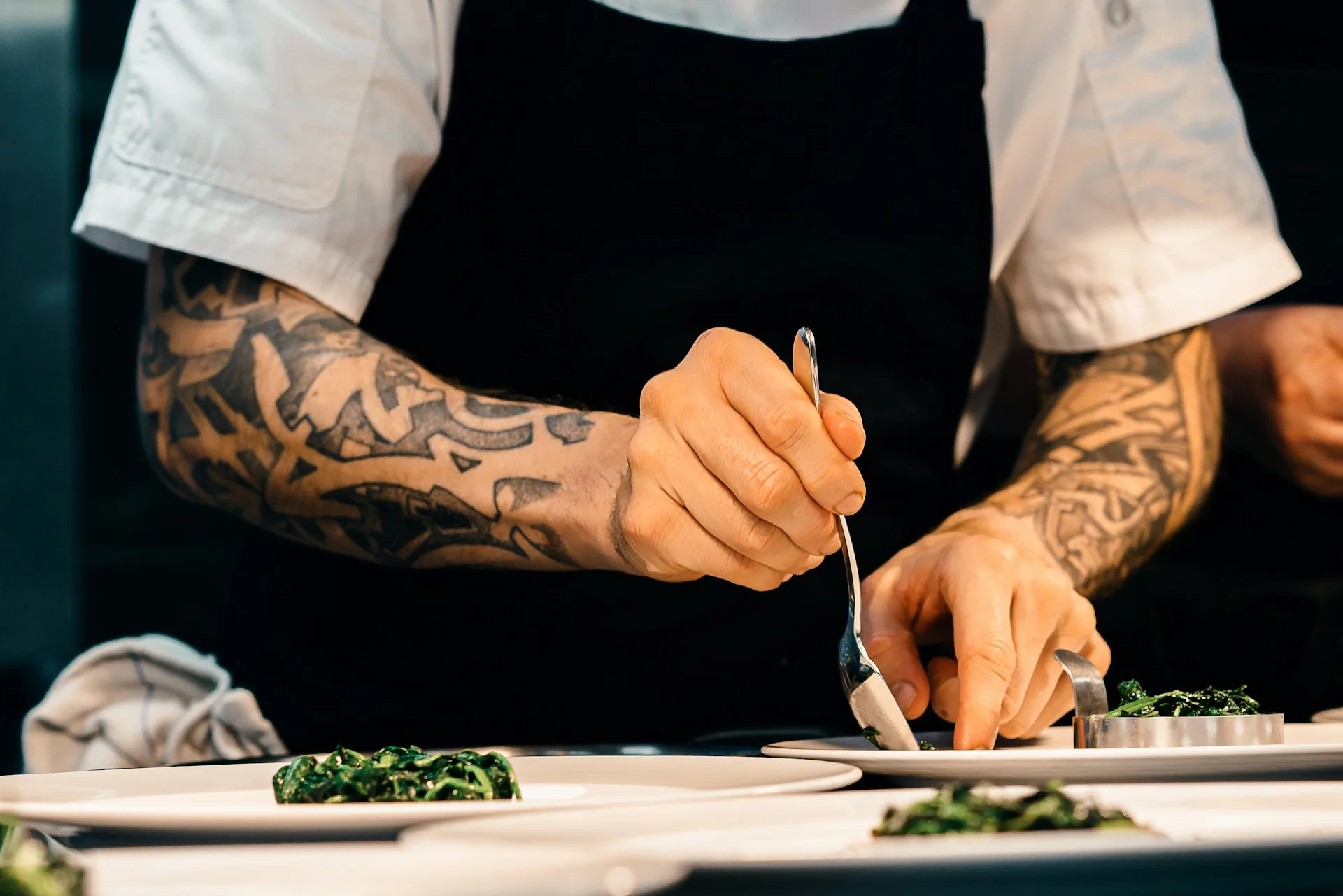 Cocinero emplatando un plato en un restaurante durante el servicio