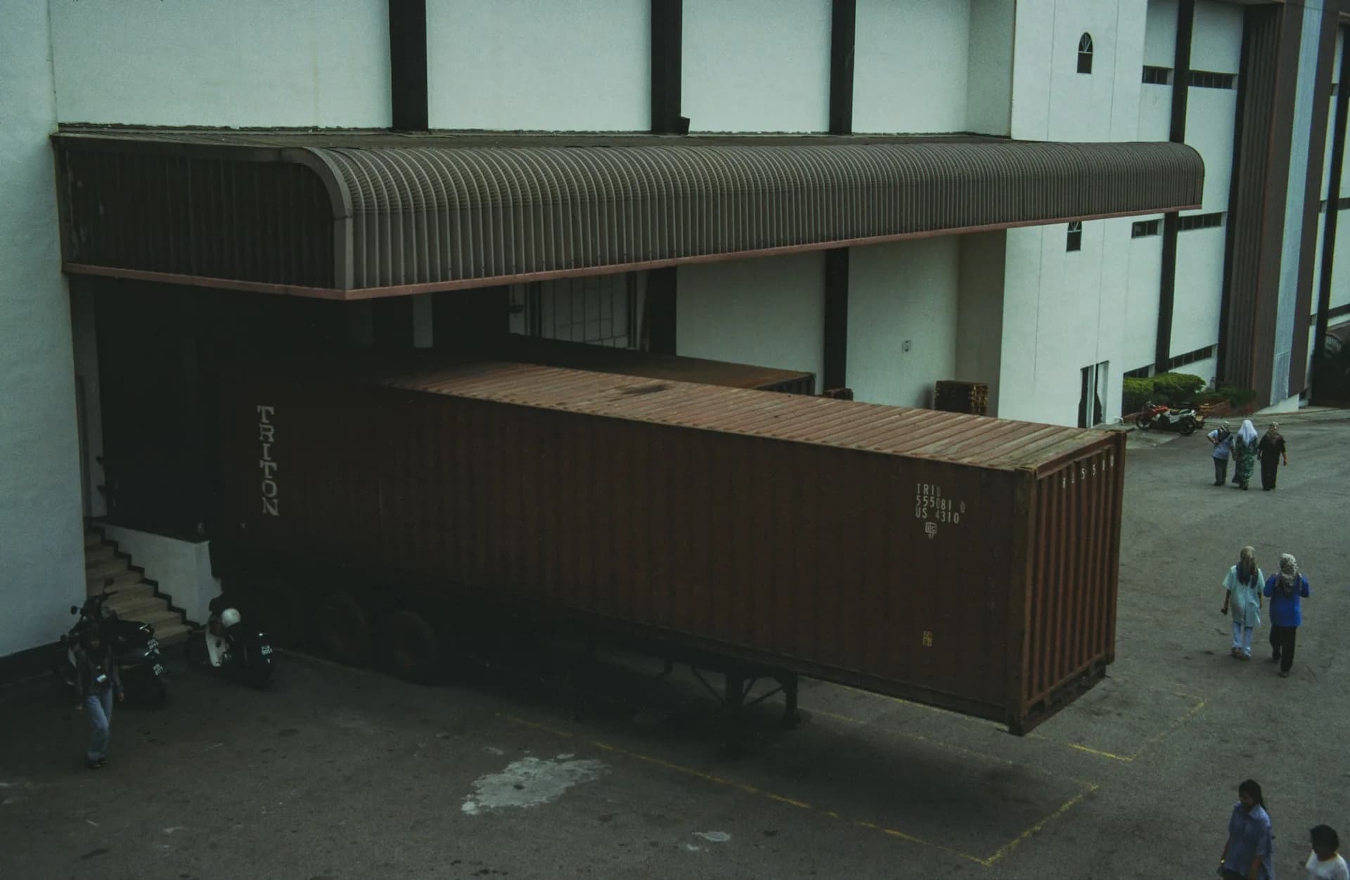 Camión de transporte de mercancías en un muelle de carga de un almacén industrial