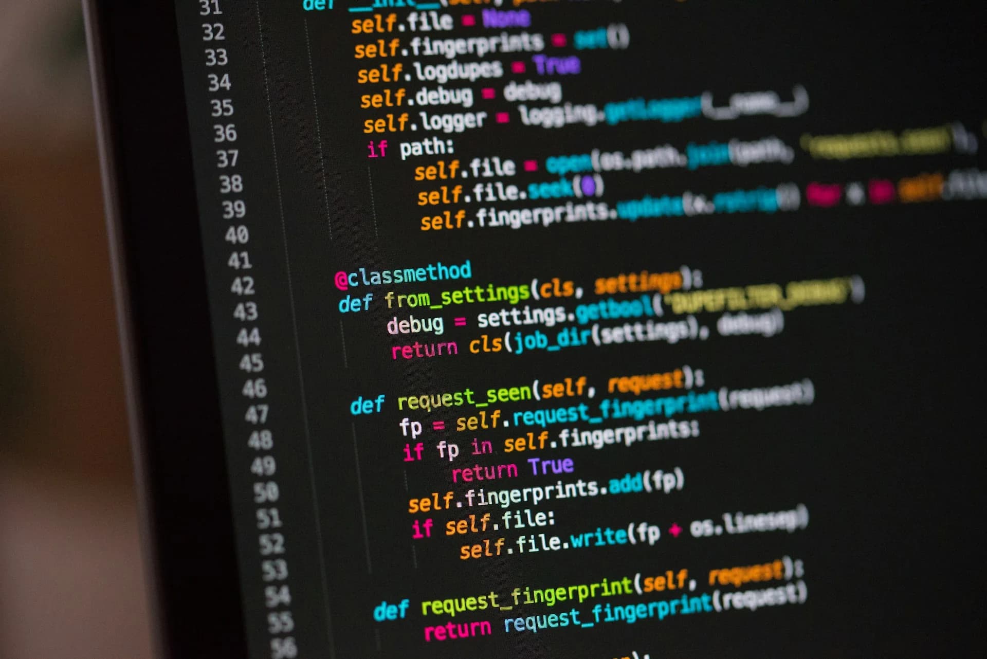 Programador trabajando con código en la pantalla de su ordenador