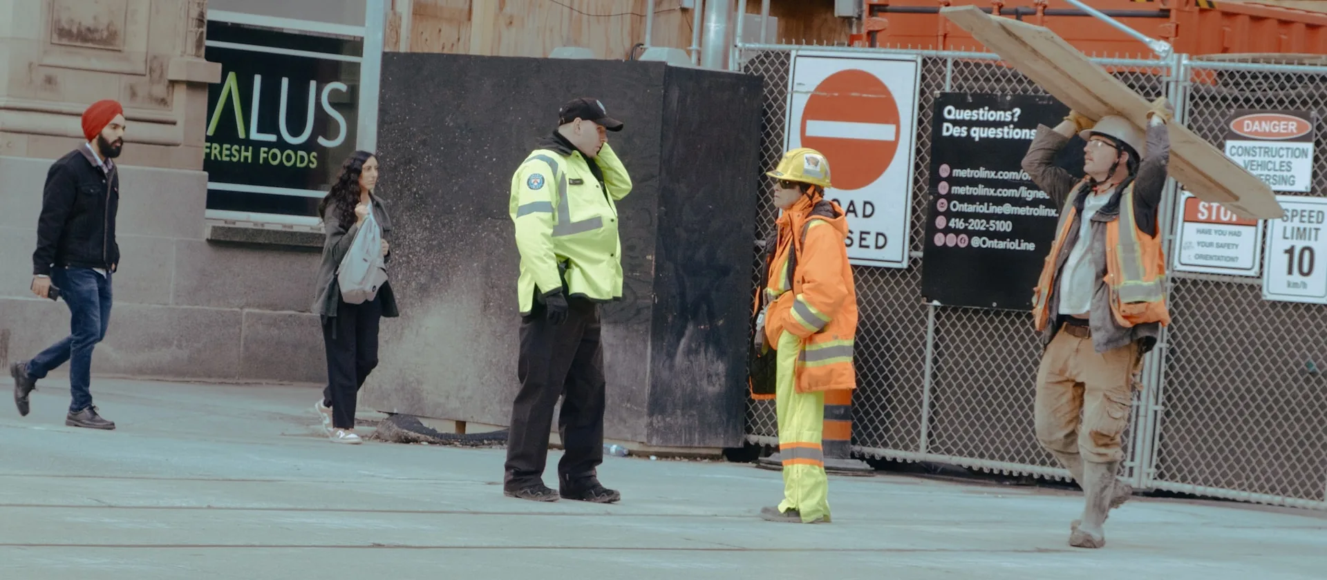 Operarios de construcción coordinándose en obra antes de una grabación de seguridad laboral