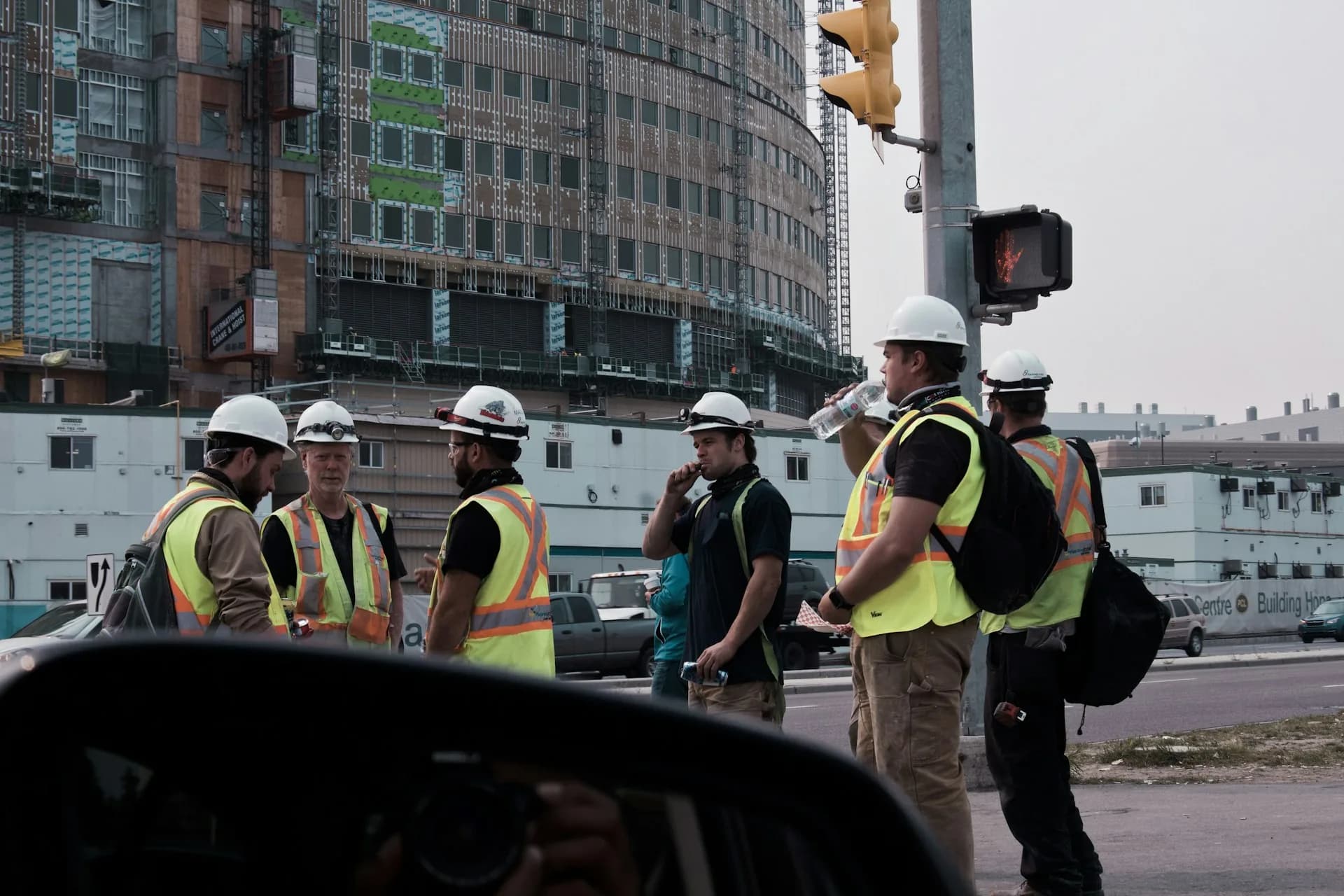 Trabajadores con chaleco de alta visibilidad en el lugar de rodaje de un vídeo de seguridad laboral