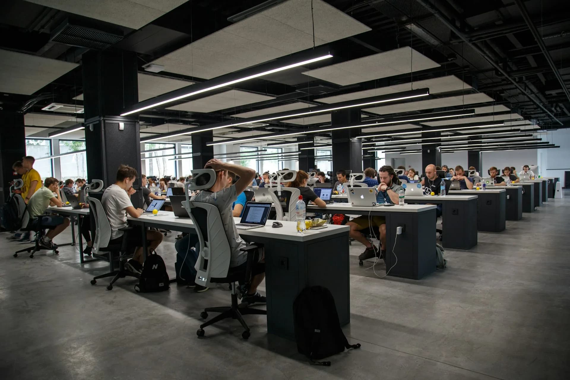 Personas trabajando con portátiles en una oficina