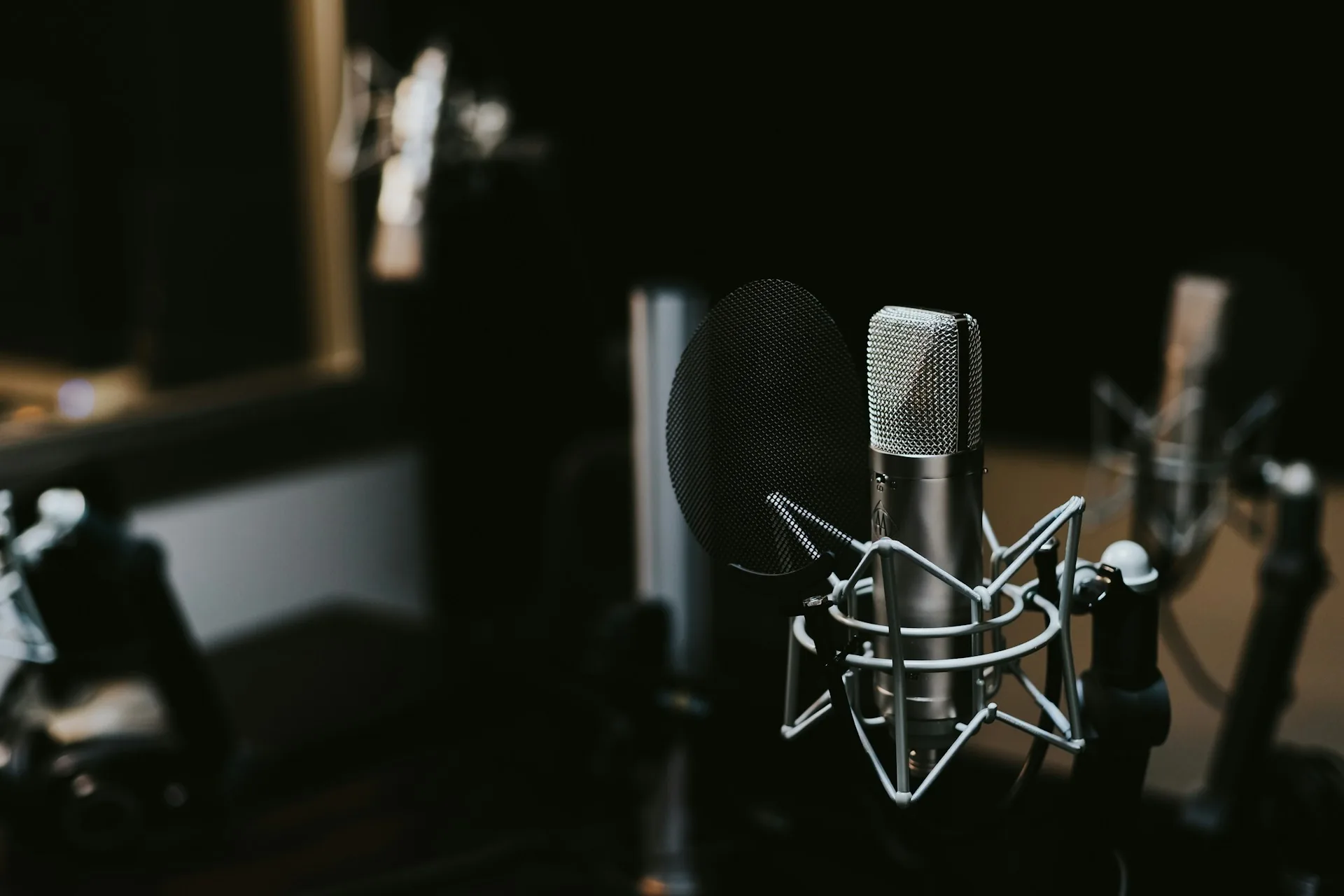 Micrófono de condensador profesional en un estudio de grabación