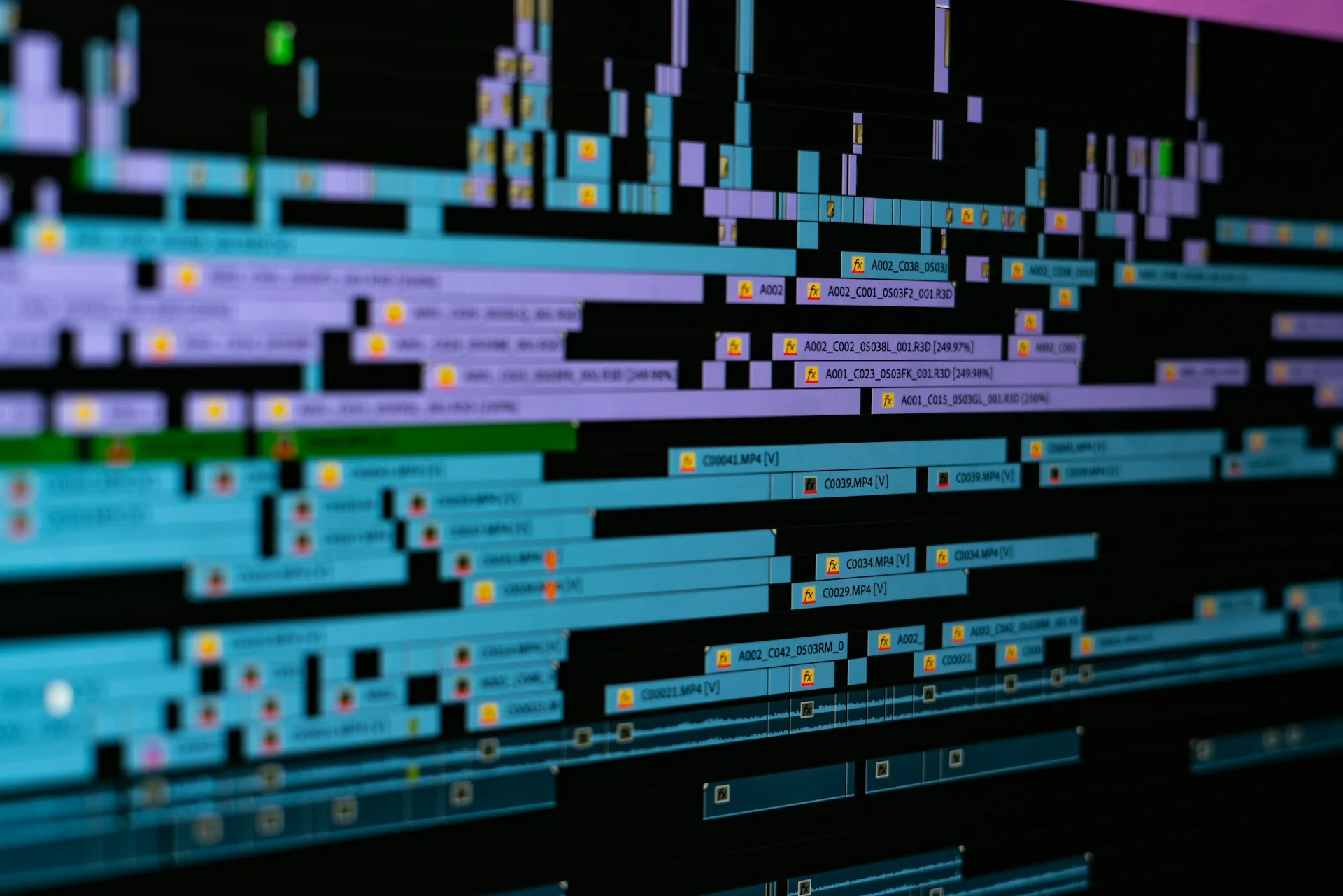 Ingeniero de sonido editando una forma de onda de audio en pantalla